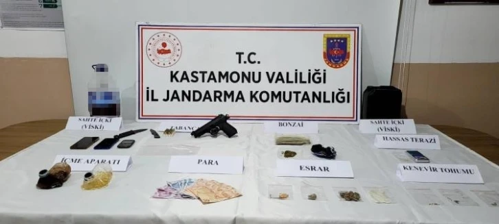 Jandarma ekiplerince bir evde uyuşturucu ve kaçak alkol ele geçirildi
