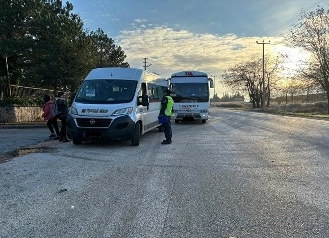 Jandarma ekiplerinden okul servislerine denetim
