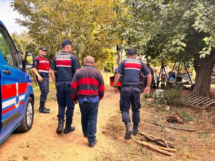 Jandarma kayıp şahsı bularak ailesine teslim etti
