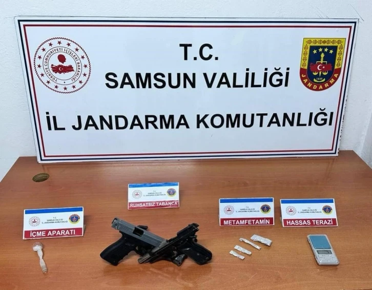 Jandarma şüpheli araçta uyuşturucu ele geçirdi
