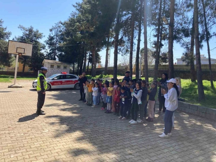 Jandarmadan ilkokul öğrencilerine temel trafik eğitimi
