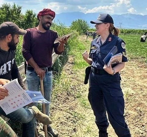 Jandarmadan mevsimlik tarım işçilerine ’KADES’ bilgilendirmesi
