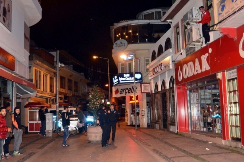 Cüzdanı için olmadık yerde mahsur kaldı