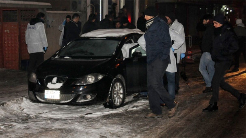 Otomobilde boğazı kesilmiş halde bulundu