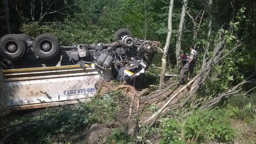 Bursa'da freni boşalan kamyon uçuruma uçtu