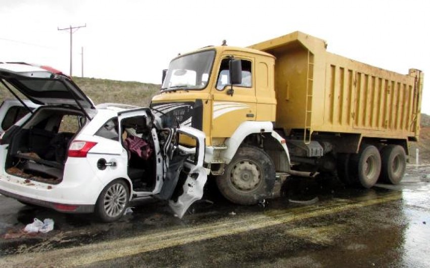 Kamyon cenaze konvoyuna daldı: 1 ölü, 2 yaralı