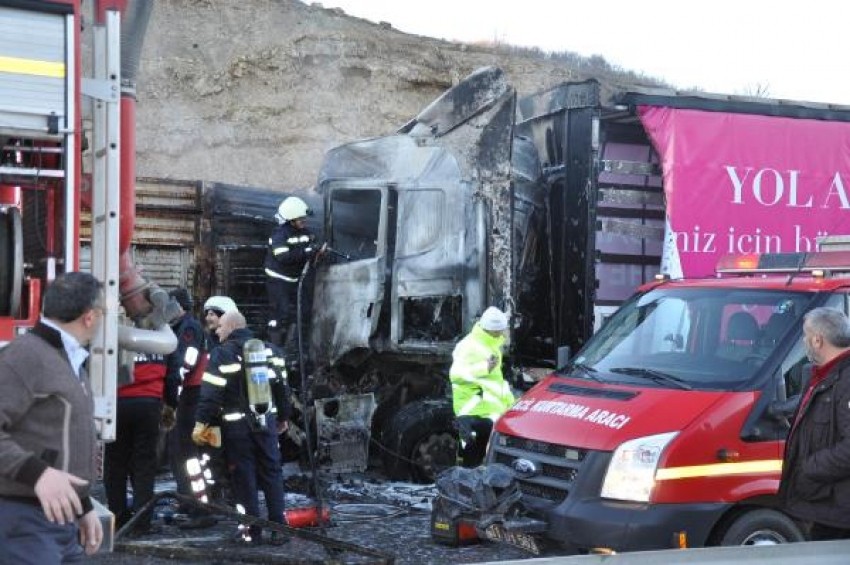 Kamyona çarpan TIR alev aldı; 14 yaşındaki çocuk öldü, babası ağır yaralı