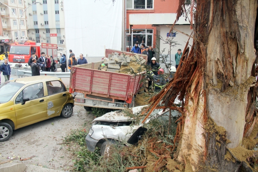 Freni patlayan kamyonet 6 aracı biçti: 5 yaralı