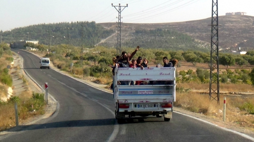 Kamyonet kasasında tehlikeli yolculuk