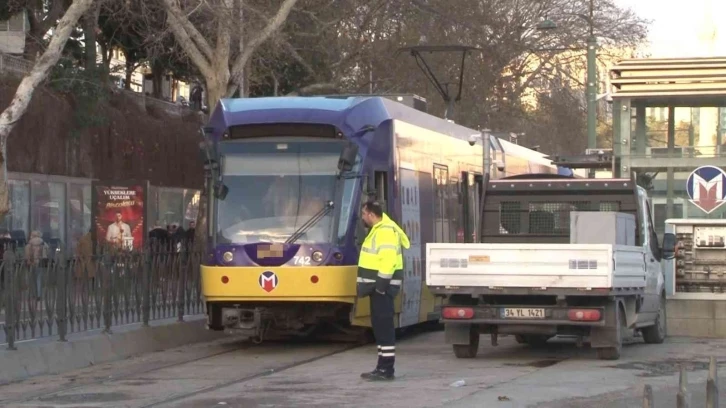 Kabataş’ta raydan çıkarak kaza yapan tramvay kaldırıldı
