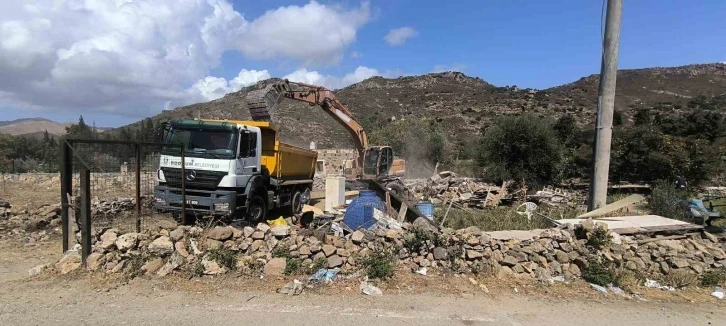 Kaçak barakayla eklentileri yıkıldı
