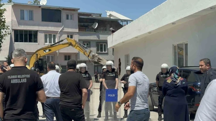 Kaçak yaptığı yapı 4 kez yıkıldı, &quot;bir daha yıkılmasın&quot; diye çatıya çıkarak direndiler