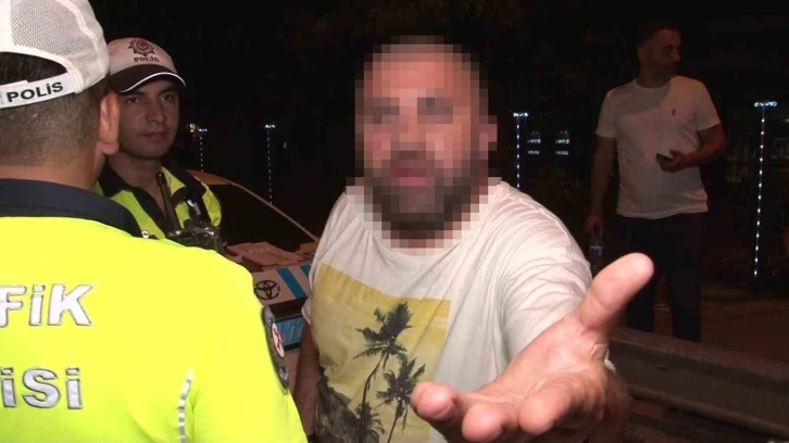 Kadıköy’de denetime takılan sürücüden habercilere tehdit: "Bak kırarım o kameranı senin"
