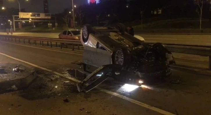 Kadıköy’de direksiyon hakimiyetini kaybeden sürücünün otomobili takla attı
