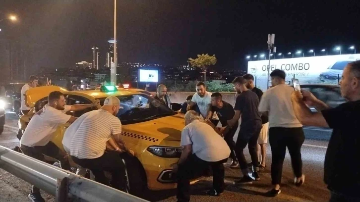 Kadıköy’de makas atan otomobil ticari taksiye çarptı: 1 yaralı
