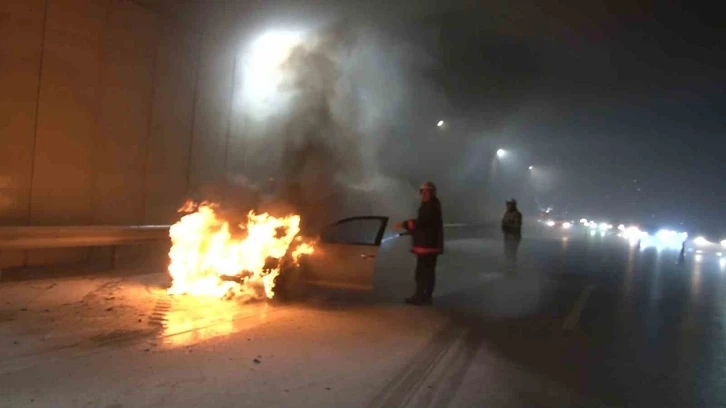 Kadıköy’de otomobil alevlere teslim oldu
