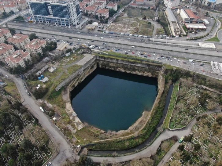 Kadıköy’de su dolan inşaat sahasını "Google Maps" göl olarak gösteriyor
