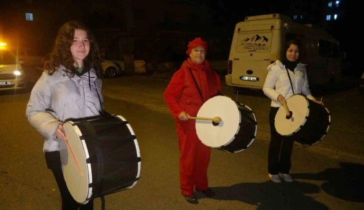 Kadın davulcular, ilk sahura vatandaşları manilerle uyandırdı
