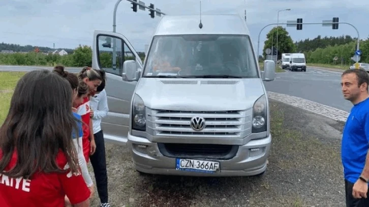 Kadın Hokey Milli Takımı, Polonya'da trafik kazası geçirdi