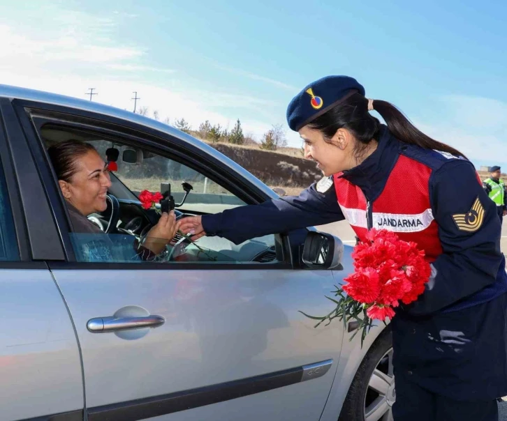 Kadın jandarmalardan kadınlara jest
