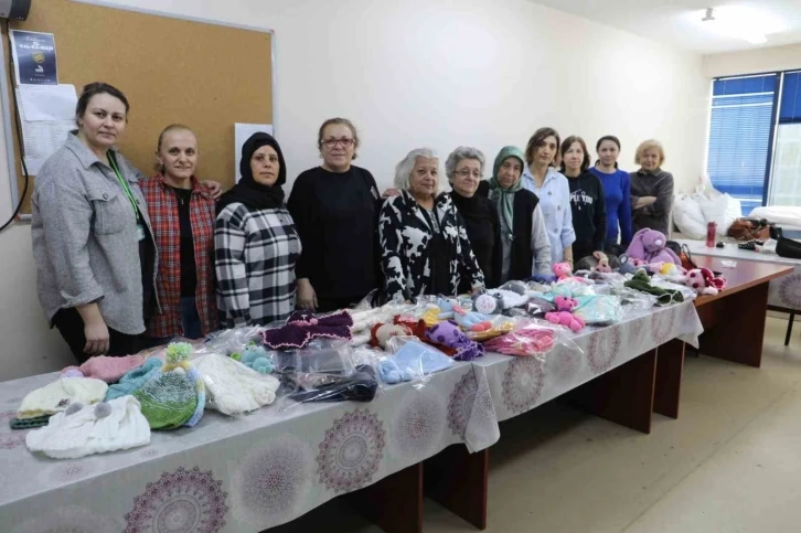 Kadınlar afetzedeler için el emeği ürünler üretiyor