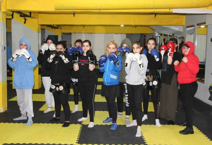 Kadınlar, şiddete karşı kick boks ve muaythai öğreniyor
