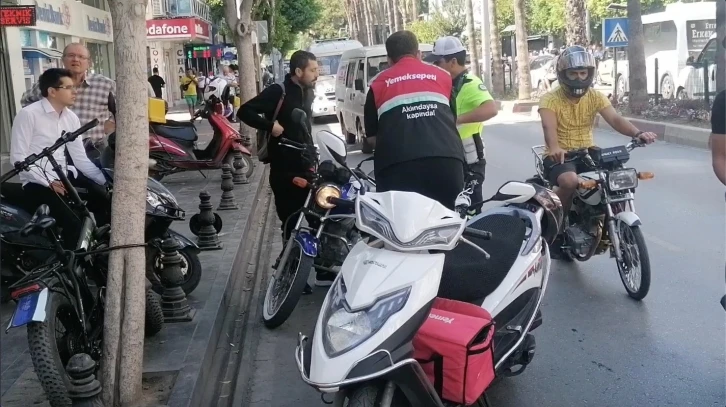 Kafalarında olması gereken kaskı motosiklete taktılar, cezalardan kaçamadılar
