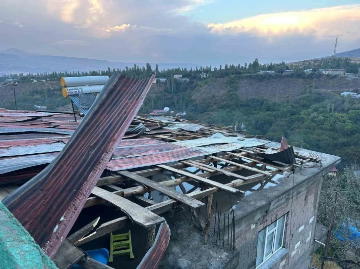 Kağızman’da şiddetli rüzgar çatıları uçurdu
