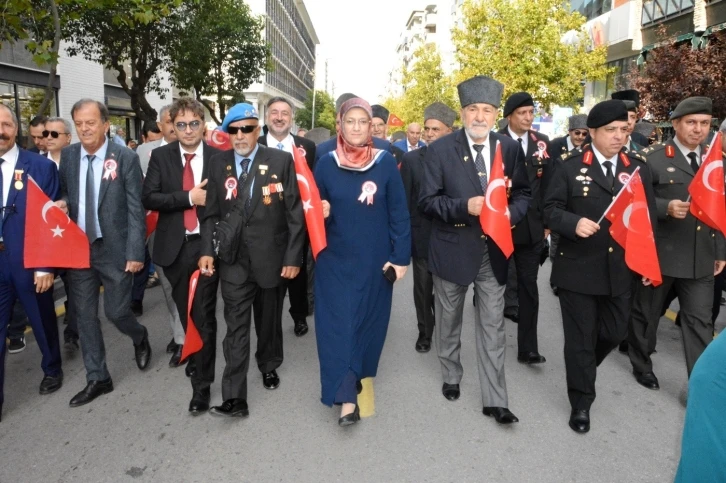 Kahramanlarla birlikte yürüdüler
