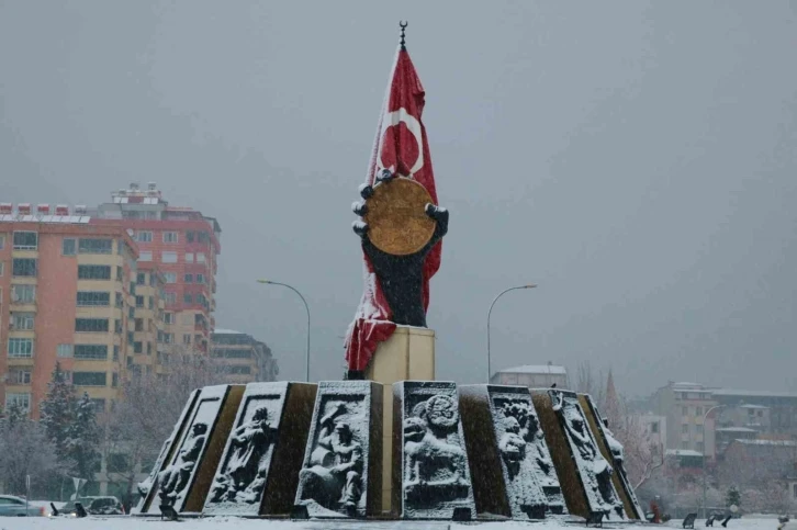 Kahramanmaraş beyaz örtüye büründü
