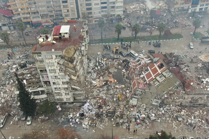 Depremde  44 bin 374 kişi hayatını kaybetti