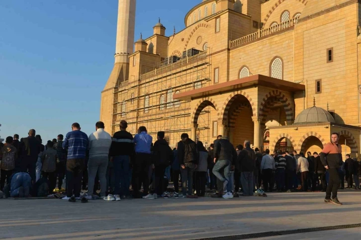 Kahramanmaraş’ta deprem sonrası ilk bayram namazı
