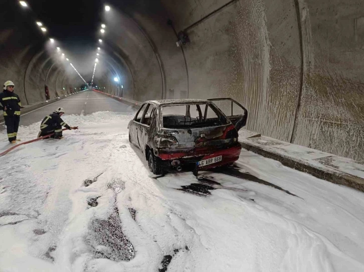 Kahramanmaraş’ta seyir halindeki otomobil alev aldı
