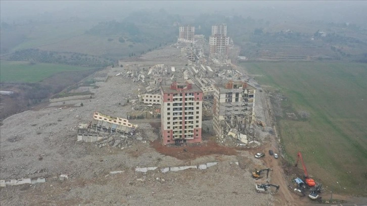 Kahramanmaraş'ta ağır hasarlı binaların yıkımı sürüyor