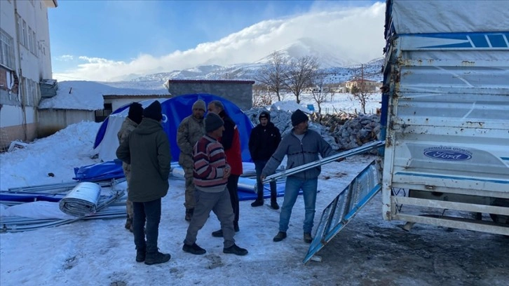 Kahramanmaraş'ta besicilere hayvanları için çadır ve branda dağıtıldı