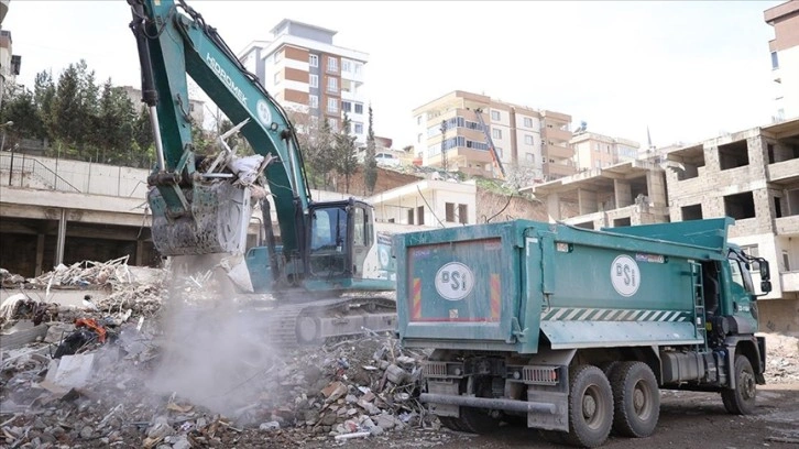 Kahramanmaraş'ta enkaz kaldırma ve yıkım işlemleri sürüyor