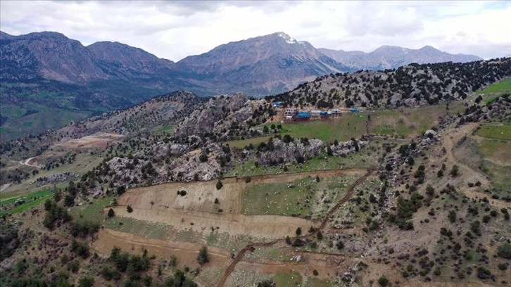 Kahramanmaraş'ta kopan kaya parçalarının zarar verdiği mahallede önlem alınıyor