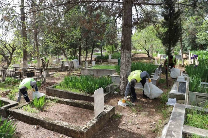 Kahta’da bayram öncesinde mezarlar temizlendi
