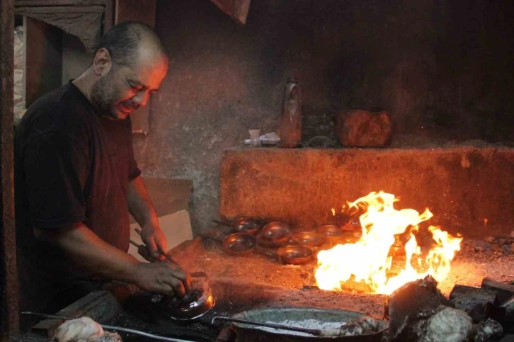 Kalaycı kardeşler, 80 derece sıcaklıkta dede mirası mesleklerine sahip çıkıyor
