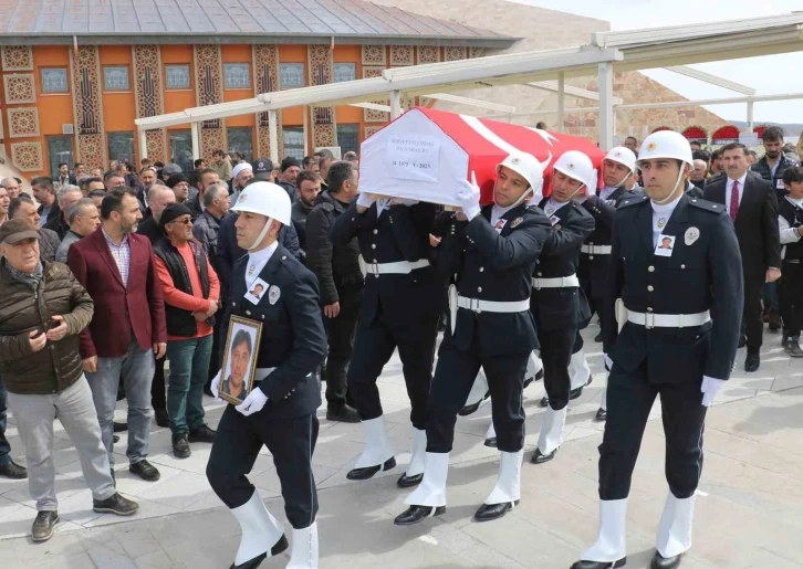 Kalp krizinden hayatını kaybeden polis memuru son yolculuğuna uğurlandı
