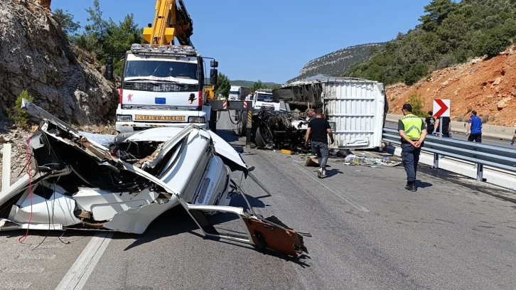 Kamyon tıra arkadan çarptı, ortalık savaş alanına döndü: 1 ölü
