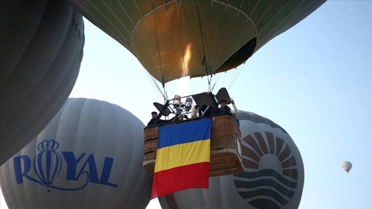 Kapadokya'da balonlar Romanya bayrağı ile uçtu