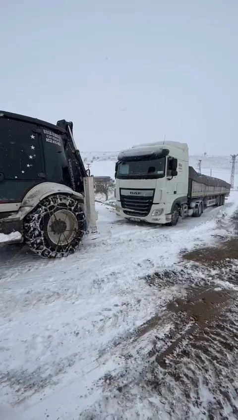 Kar yağışından dolayı yolda kalan tır ekipler tarafından kurtarıldı
