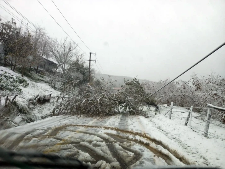 Kar yolu kapattı, araçlar kepçe yardımıyla kurtarıldı
