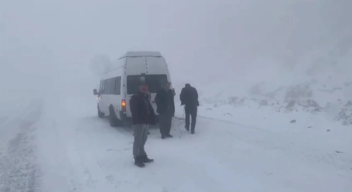 Karabet Geçidi’nde kar yağışı etkili oluyor