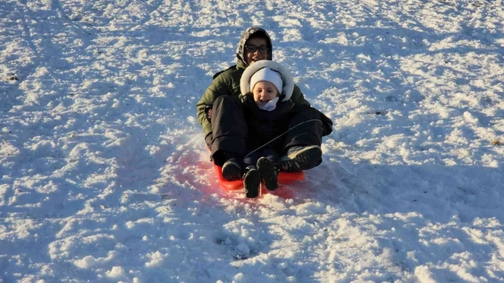 Vatandaşlar kar keyfi için 2 bin rakımlı zirveye çıktı