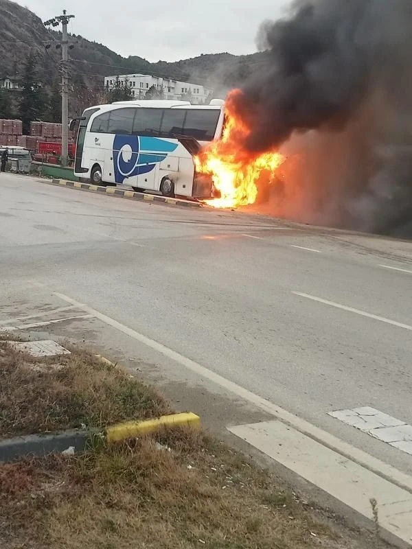 Karabük’te yolcu otobüsü alev aldı
