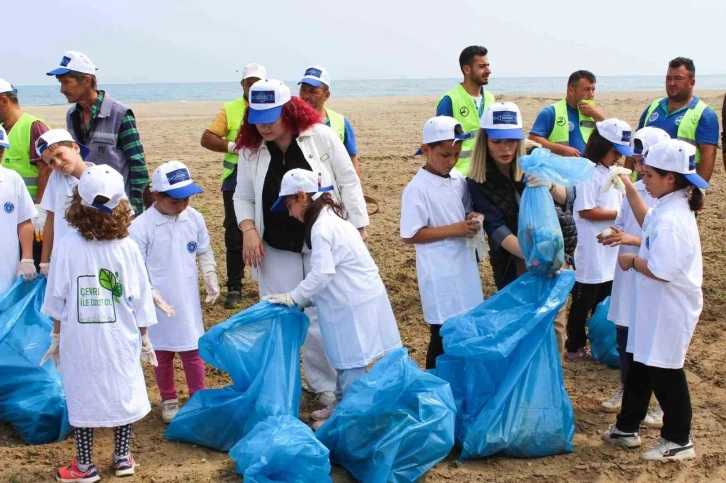 Karacabey’de minik çevre gönüllüleri sahili temizleyerek farkındalık oluşturdu