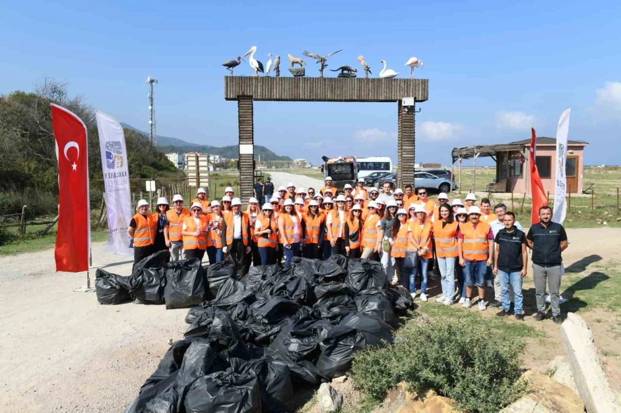 Karacabey’in Yeniköy sahillerinde gönüllü temizlik hareketi