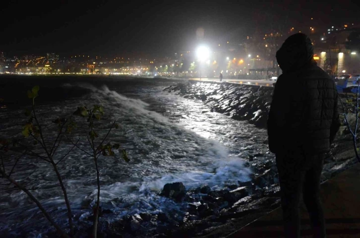 Karadeniz’de dalgalar korkuttu: İskeleye giriş kısıtlandı
